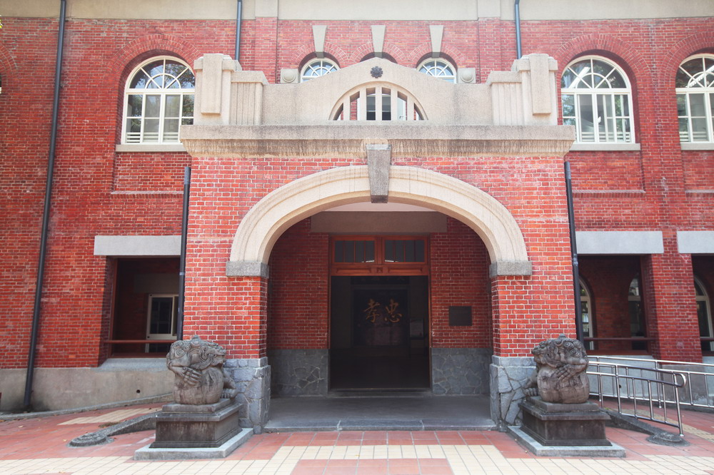 日新國民小學（原日新公學校）紅樓